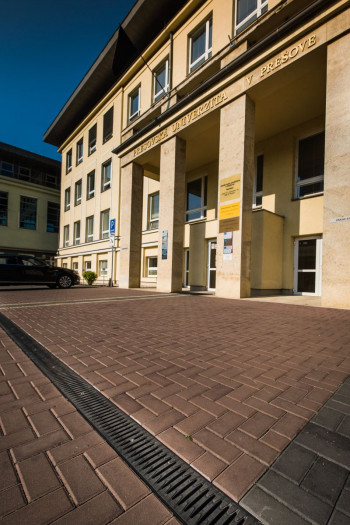 Dizajnový kryt FIBRETEC pred univerzitou v Prešove